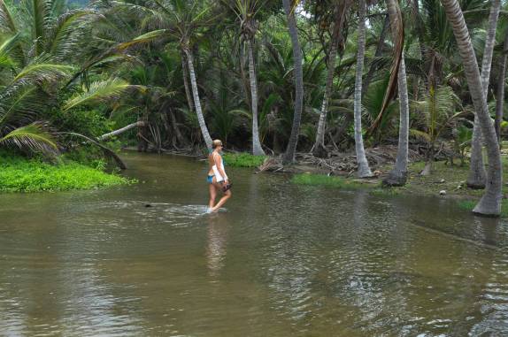 Atravessando lago em Cabo San Juan, no Parque Nacional Tayrona, no litoral norte da Colômbia